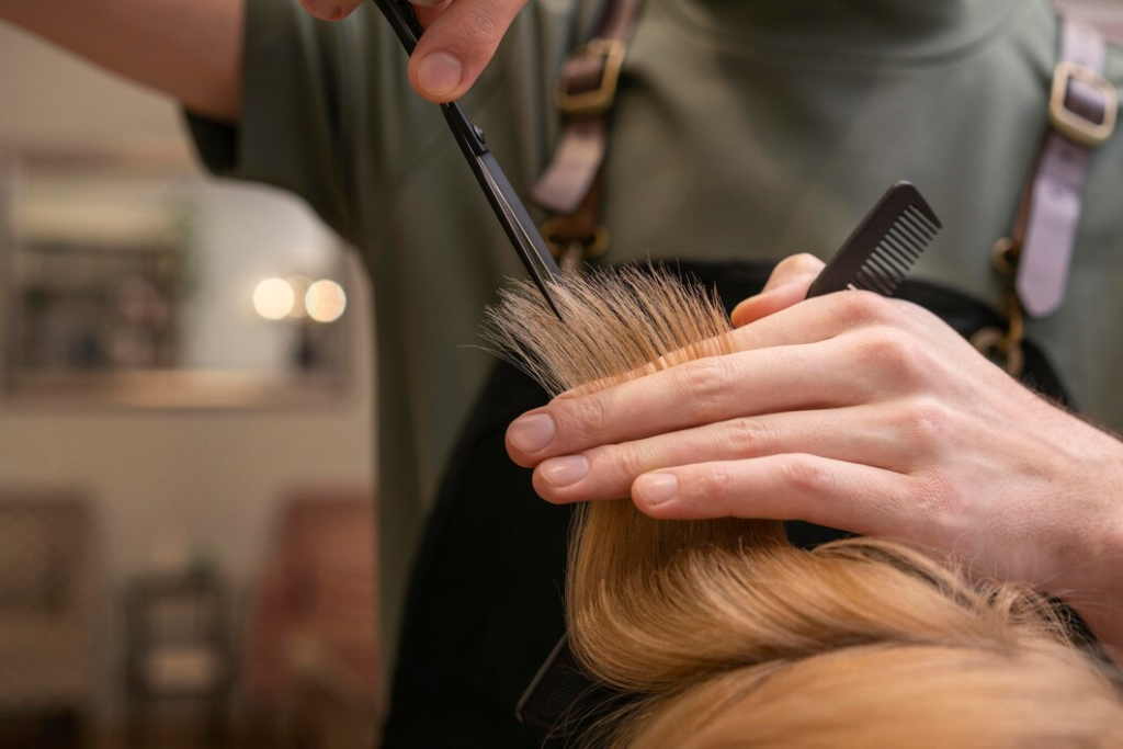 Cabeleireiro cortando cabelo